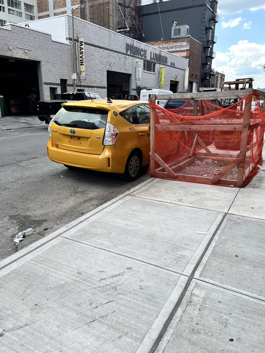 jehiah's tweet photo. The thing almost every auto body shop does. 5 vehicles in the street and on the sidewalk here with no license plates. W47th. @ebottcher @Jordanwfeiner will you help? NYPD won’t ticket (no plates) and DSNY won’t tow (auto body shop will claim them) https://t.co/uHhHRrumyb
