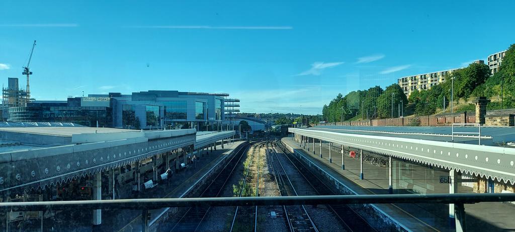 thesatnav89's tweet image. Sunny evening in Sheffield this evening on a flying visit to the North now time to head back to London and then on to corby and then home #trainguard #onthemidlandmainline