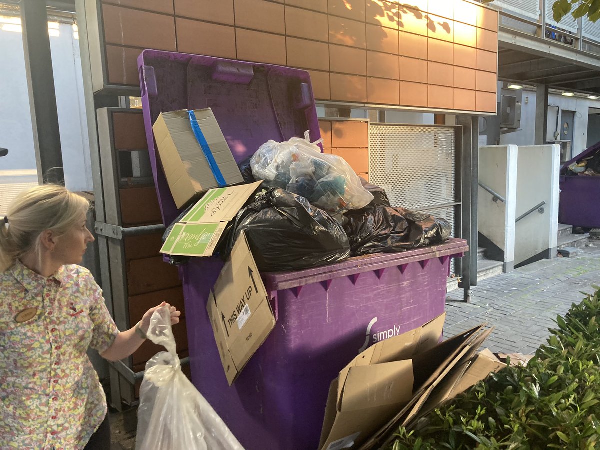 AStJMBrown's tweet photo. @NandosUK Disgusting state of Nando’s bins in Whitechapel. No respect for the local community. (Rats are happy though!! https://t.co/pfY5xwr5b0