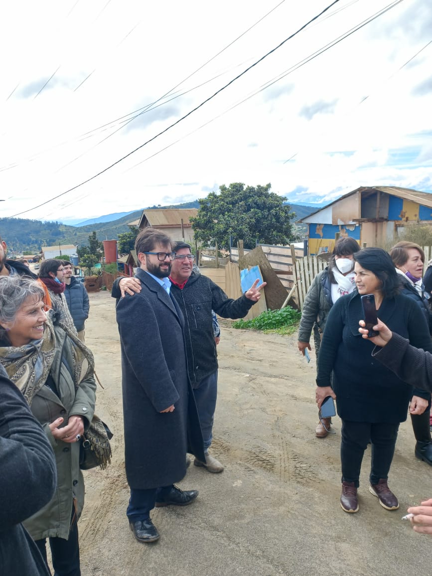krussella's tweet photo. Hablen lo que quieran pero jamas ví a otro presidente  venir a embarrarse los pies x estos lados y a compartir  con la gente  #villalacruz    #Valparaiso  #VinadelMar https://t.co/LCcsoE00CC