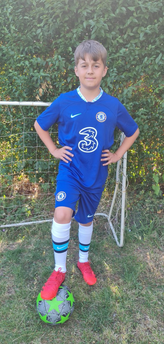 EmmaFirth11's tweet photo. @ChelseaFC  @masonmount_10  Name me a better Leaving primary school present 🤷‍♀️ one happy kid &amp; a Mum whos just bagged herself some serious Mum points 😂 #primaryschoolleavers22 #chelseafc https://t.co/PrxYzUeRNW