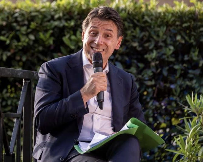 Su tutti i siti internazionali rimbalza la notizia che Draghi, l'uomo più autorevole d'Europa è stato cacciato da un populista filoputiniano che non vuole l'inceneritore a Roma invasa da cinghiali e rifiuti.

Alan Friedman

#ConteFaiSchifo