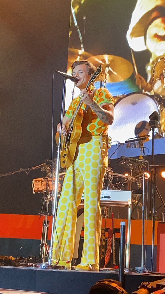 harryIotoutfits's tweet photo. Show N14: Budapest, Hungary
Wearing: Gucci
13.7.22
#HarryStylesOutfits
#LoveOnTourBudapest
#harrystylesbudapest 💚💛🧡
©️: owner https://t.co/VKd0ccrxPA