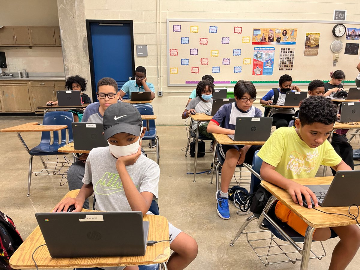 NasserIbrahim's tweet image. Graphic Design with Instructor Huggins. 

#Summer2022 
@YonkersSchools 
@SuptQuezada 
@RcollinsJudon