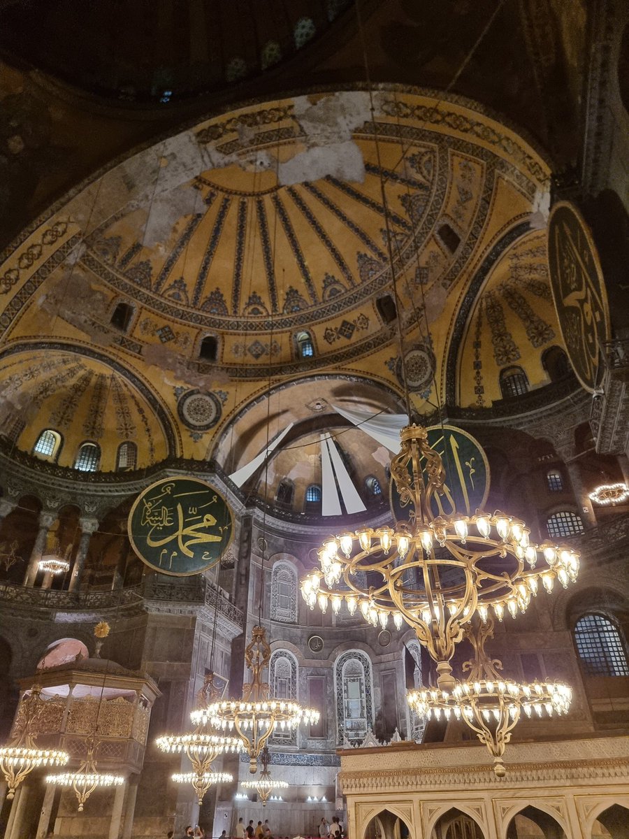 Bh_remi's tweet photo. Sainte-Sophie, c'est encore plus magique à la nuit tombée.
#İstanbul #hagiasophia https://t.co/ITok1gHVXH
