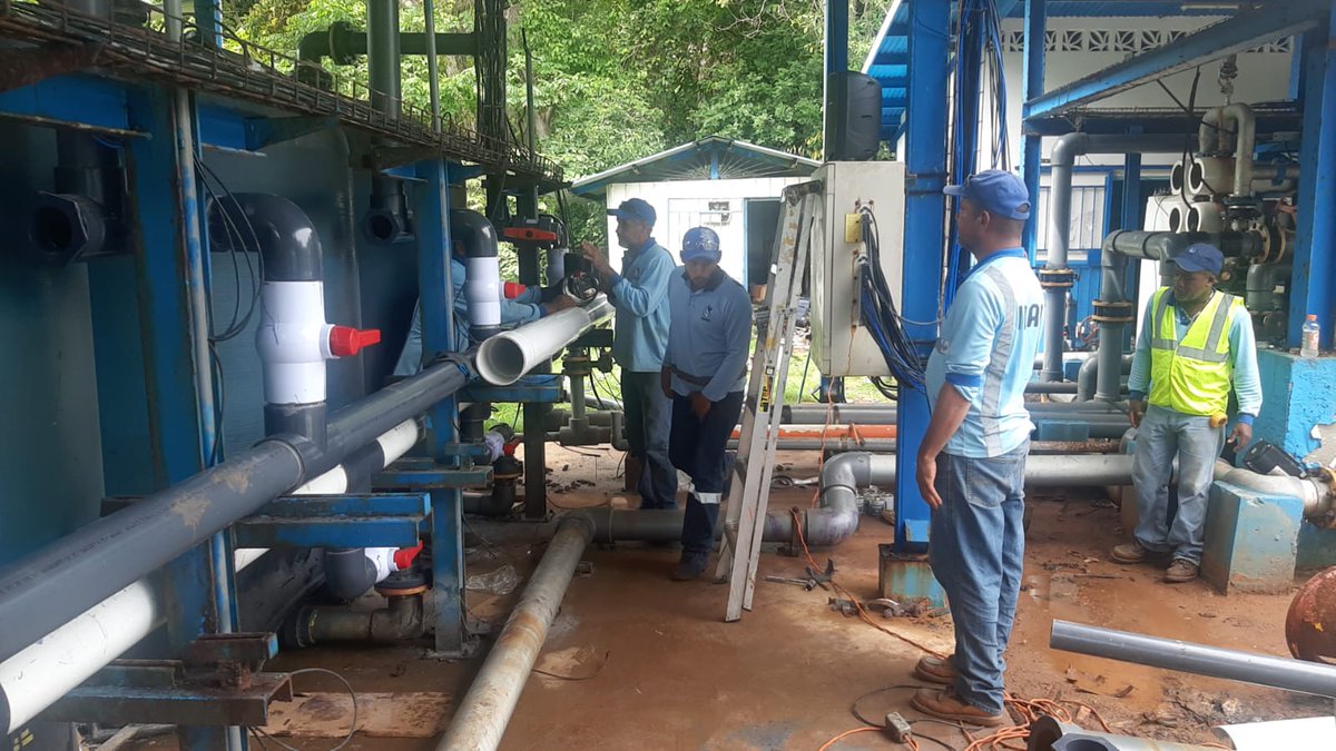 IDAANinforma's tweet photo. #Taboga: Personal técnico continúa con las labores de reparación en la planta desalinizadora. Ahora se trabaja en el reemplazo del variador de frecuencias a fin de poder recuperar la operatividad. @311Panama https://t.co/BHbHeBA7p7