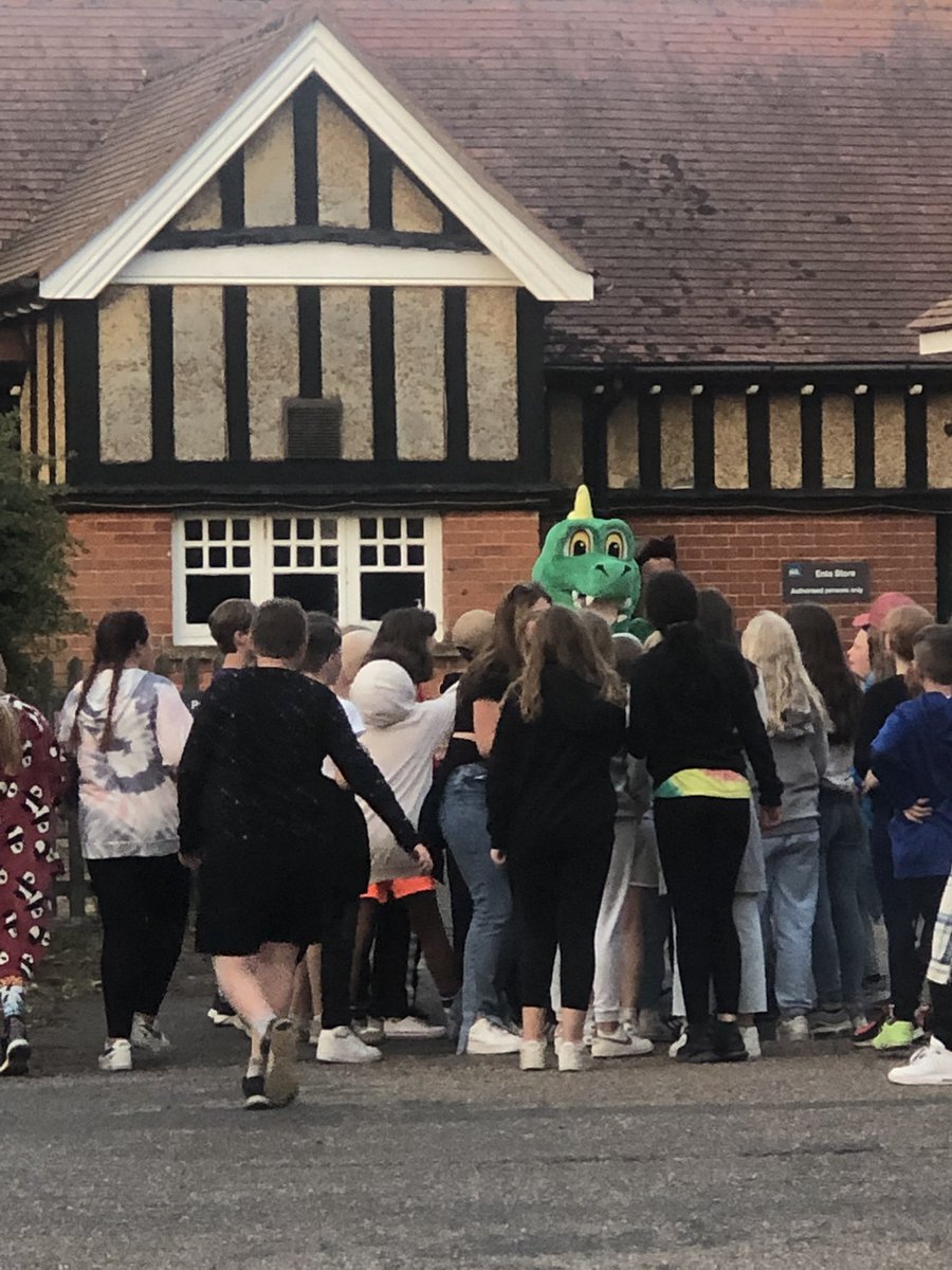 And it was…. the policeman 👮🏻‍♂️ … who got soaked … and the children managed to free up Stove the dragon 🐉 👏🏼