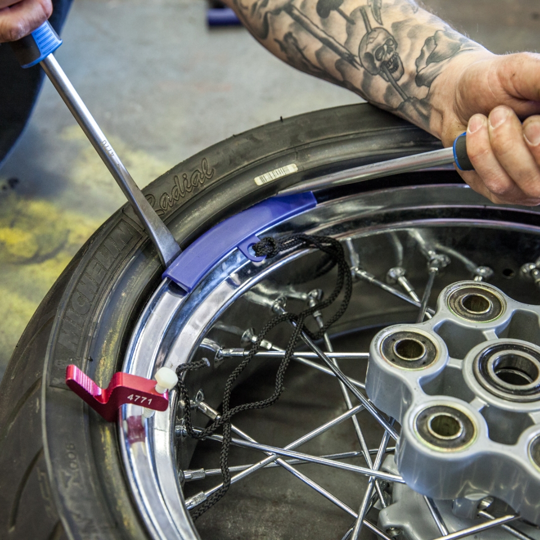 A tire bead alignment tool, commonly referred to as a second pair of hands: bit.ly/3AM00Nb