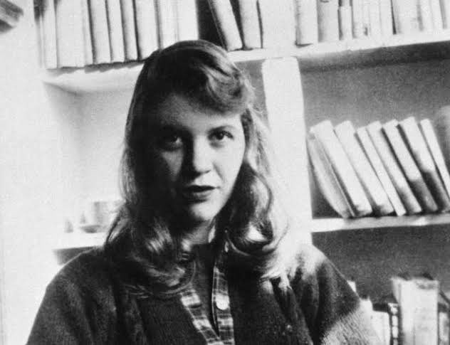 kitapkulubuyuz's tweet photo. "Eğer düşünmeseydim çok daha mutlu bir insan olabilirdim" diyor Sylvia Plath ve ekliyor : "Birazcık kaygısızlık beni dünyanın en mutlu insanı yapabilirdi." https://t.co/LBknN0obmp