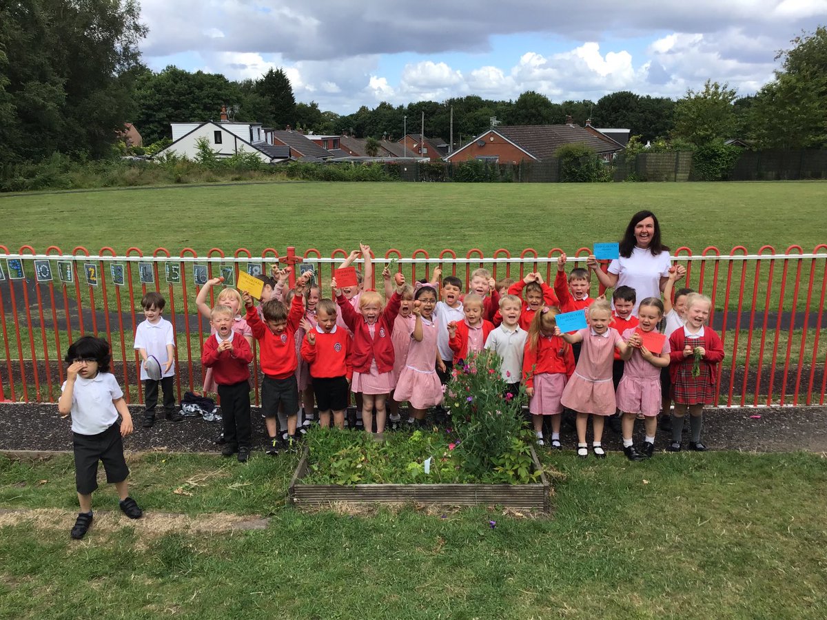 GPSOak's tweet photo. Celebrating our Chip in Bloom successes with our chief gardener -Alice who has inspired us to get growing this year. Now to cook and taste our prize winning potatoes! ⁦@gillhead25⁩ ⁦@Gillibrand_Sch⁩ https://t.co/GLF3z36OeA