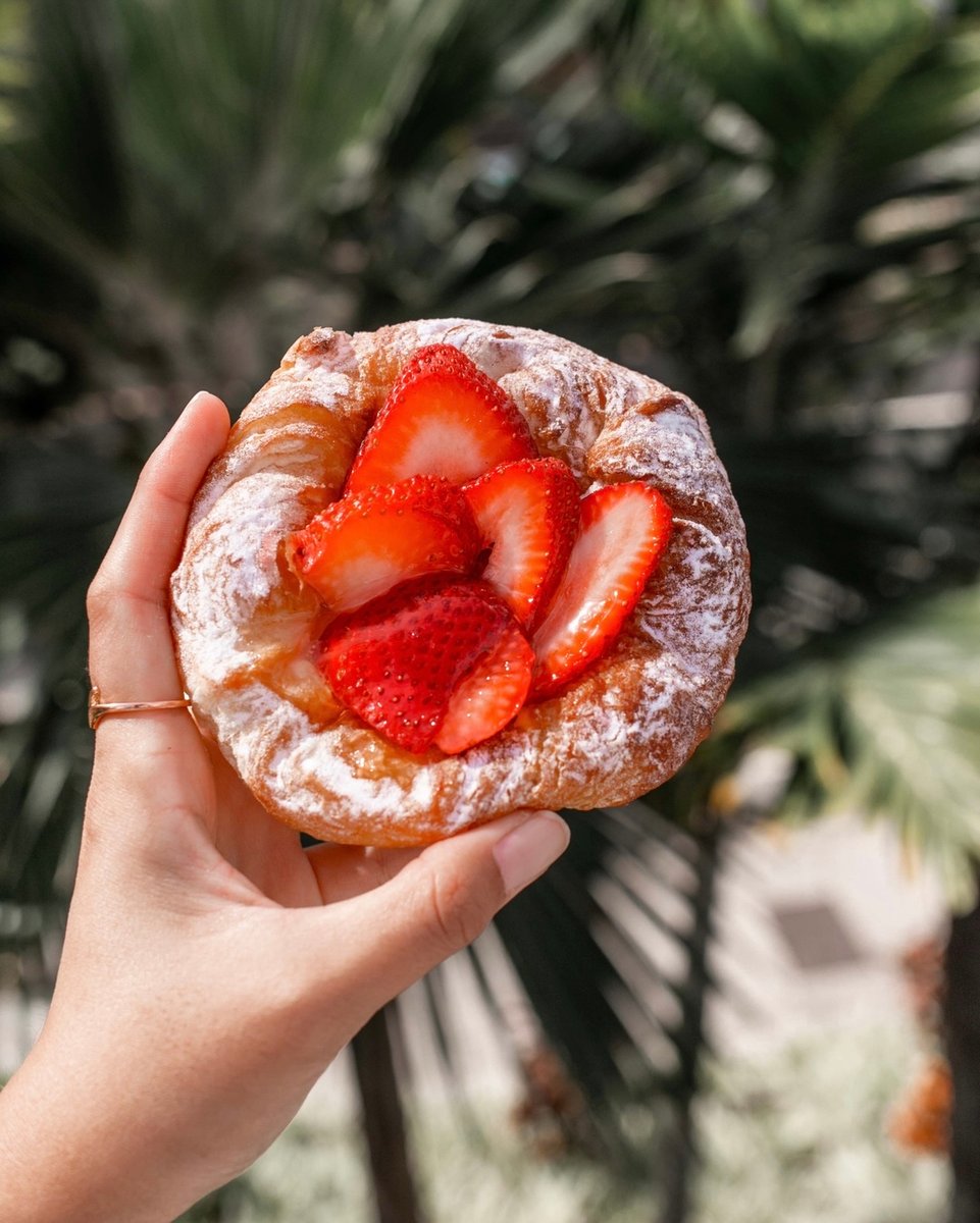 Have you tried our berry delicious Strawberry Fruit Danish yet? 🍓😋 Fresh strawberries are nestled inside of our flaky danish pastry on top of a custard cream!  #japanesebakery #alamoanacenter #kahalamall #カハラモール　#allhawaiijp #hawaiibakery #yelphawaii #frolicha