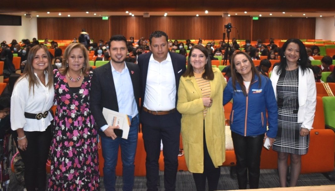 SecCTeICundi's tweet photo. Reconocemos la gestión del alcalde de #Chía, Luis Carlos Segura, de la Fundación Alquería Cavelier y la organización Crack The Code, quienes apoyarán con 223 becas en programación web a estudiantes de 9° y 10° de los colegios José Joaquín Casas, Santa María y Fagua #Cundinamarca https://t.co/jmosrYRLHU