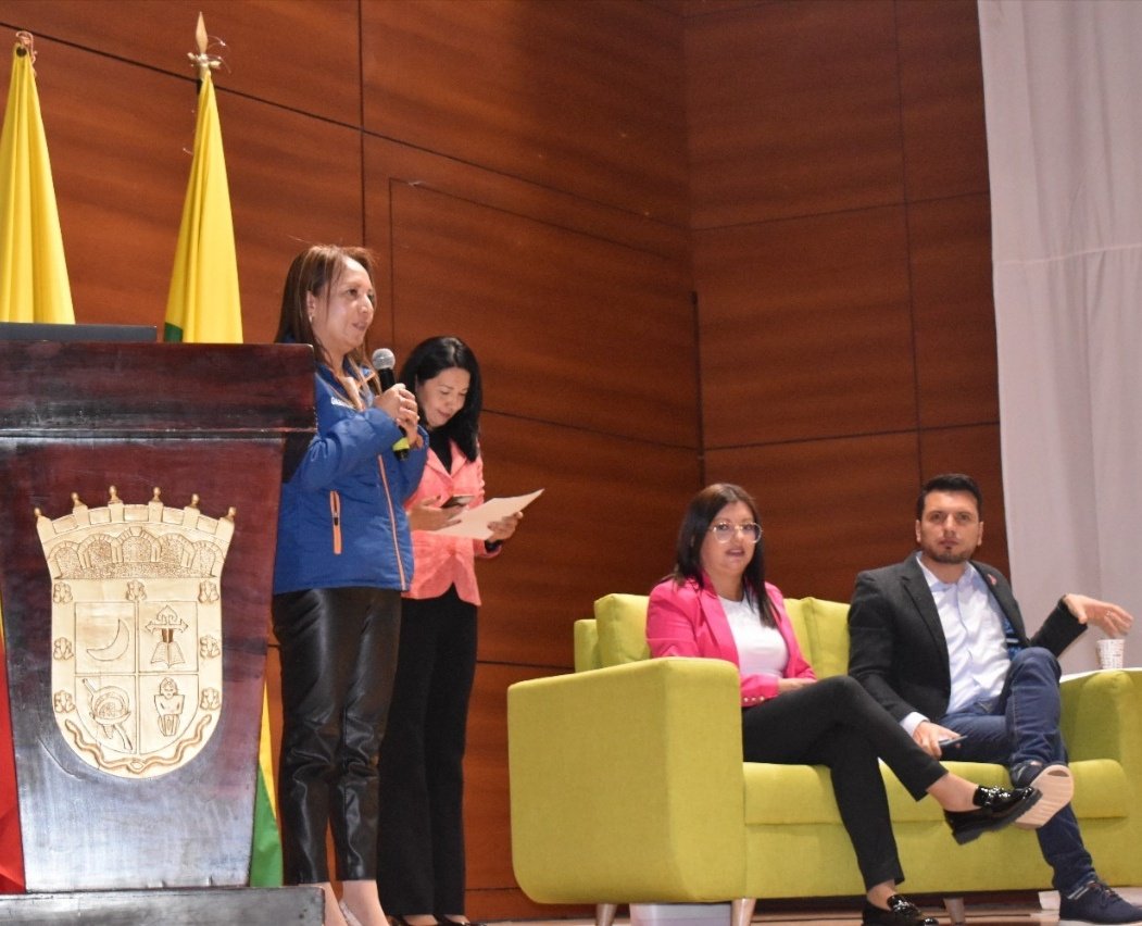 SecCTeICundi's tweet photo. Reconocemos la gestión del alcalde de #Chía, Luis Carlos Segura, de la Fundación Alquería Cavelier y la organización Crack The Code, quienes apoyarán con 223 becas en programación web a estudiantes de 9° y 10° de los colegios José Joaquín Casas, Santa María y Fagua #Cundinamarca https://t.co/jmosrYRLHU
