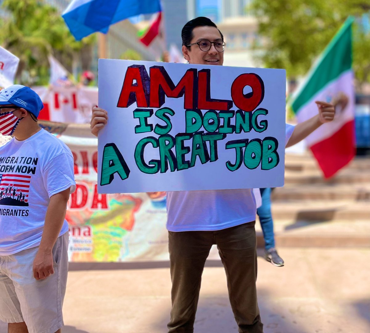 MariettoPonce's tweet photo. ¿Sabían que este amlopet vive en la CDMX y era parte de los supuestos "paisanos" que recibieron de forma orgánica al presidente López Obrador en Washington? https://t.co/K6FUsGwmOn