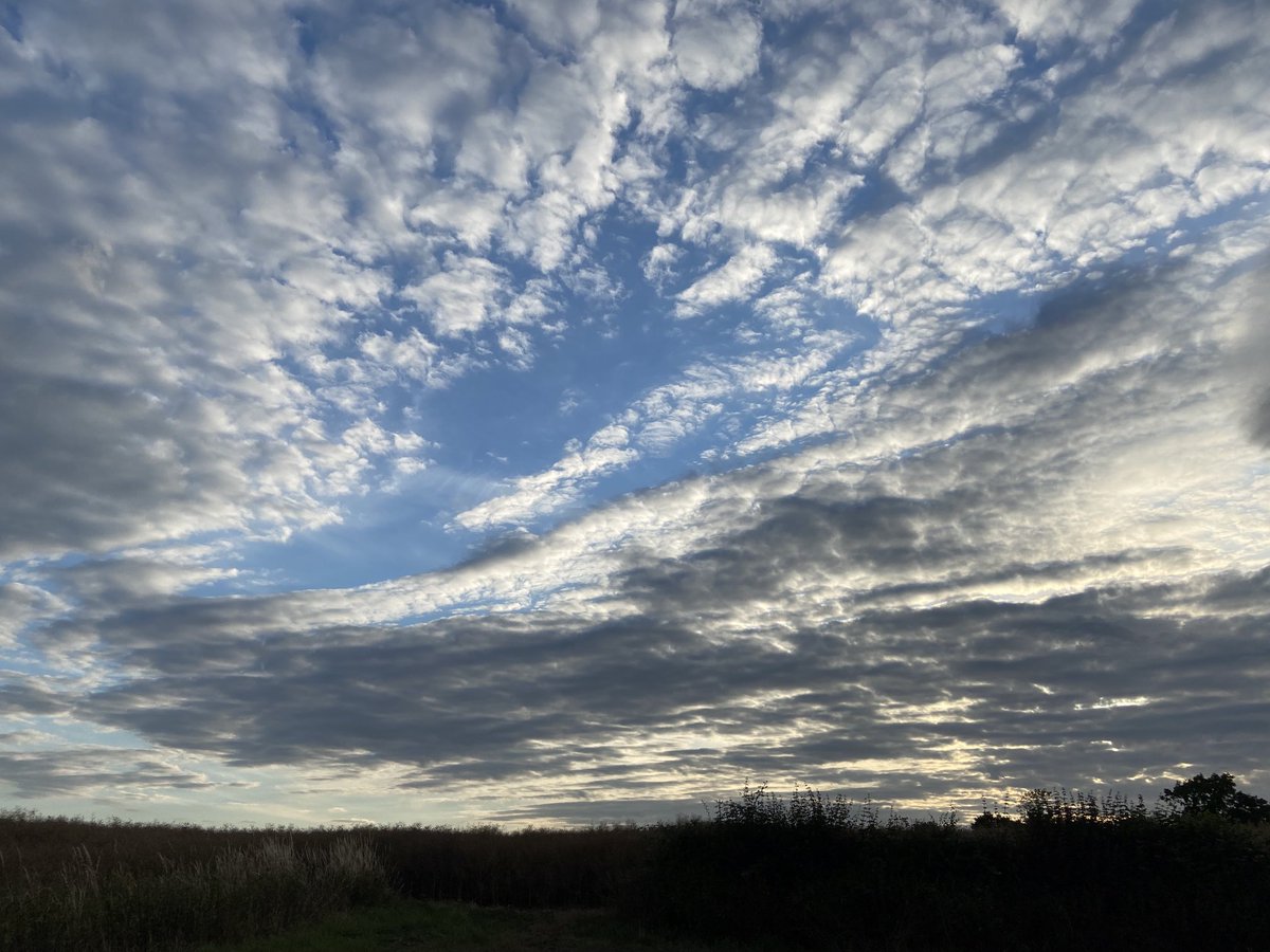 Kittywitches's tweet photo. Wordless! #Clouds #Skies #LoveUKWeather #CloudAppsoc https://t.co/EtYFek75y2