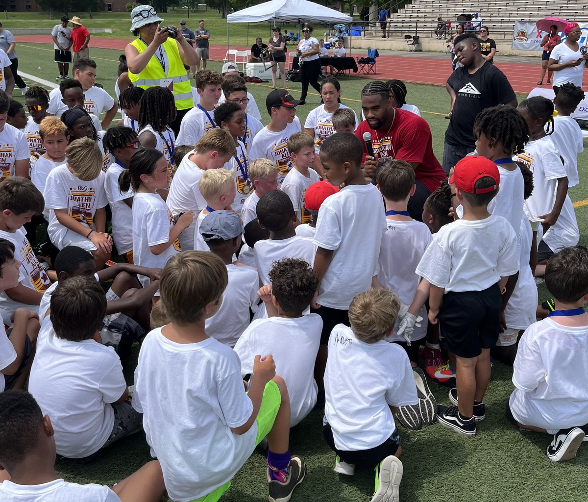 Thanks to the @ArmyFortLee Military Community <a href="/shopmyexchange/">The Exchange</a> @yourcommissary and @proctergamble for having me out for my @Procamps. Had a great time meeting everyone. #heroic #salute # resilient #family