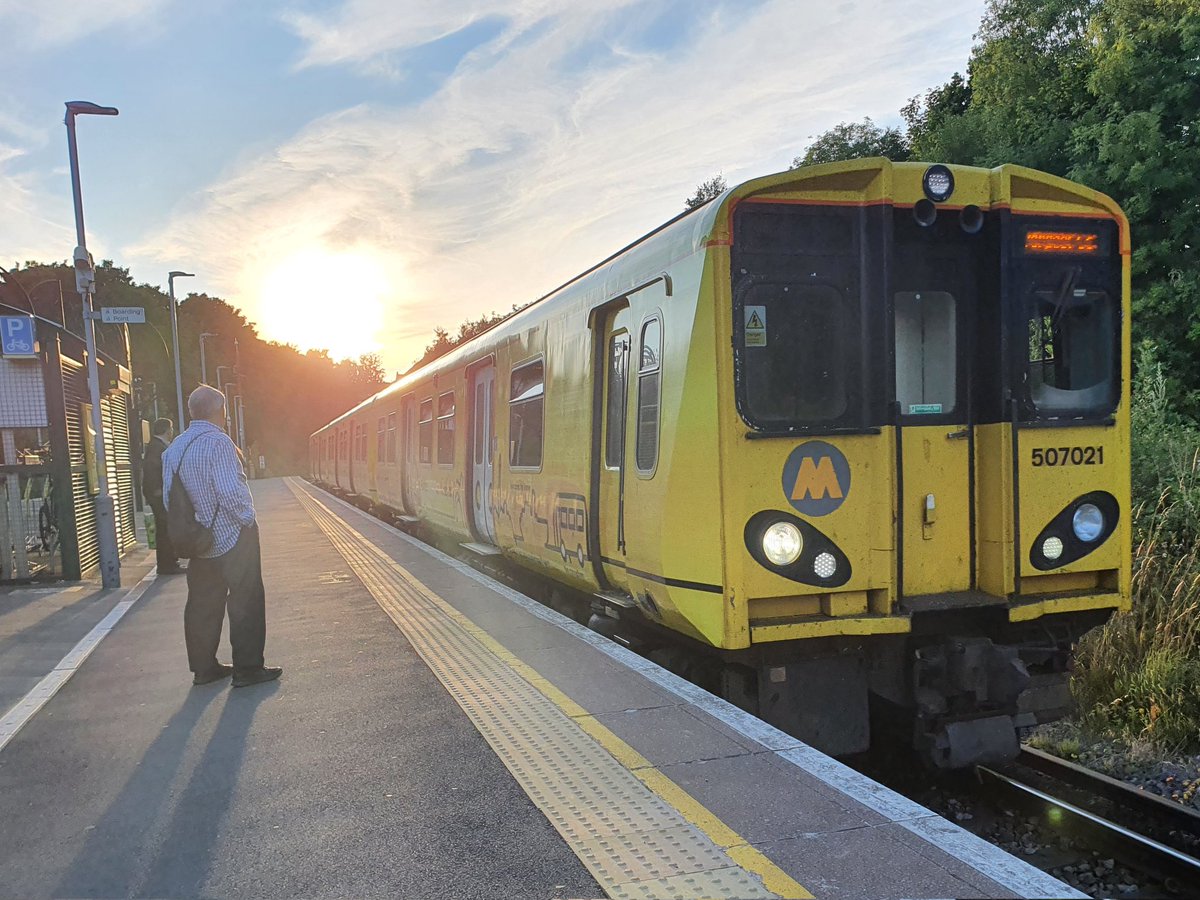 As the sun starts to fall, 507021 pulls into Birkenhead Park Station earlier with the 20:36 to Liverpool Central. (14/07/2022) #BirkenheadPark #Class507 #trains #Merseyrail #Liverpool @merseyrail @JedKendray @303032_trains @tomaza2