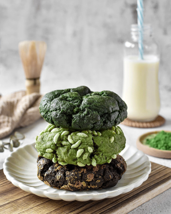 Matchaeologist's tweet photo. It's love at first bite! π Tag your #MatchaMates who'd fall in love with this tea-riffic selection of #Matcha white chocolate, malted houjicha coated with crispy feuilletine, and genmaicha coated with rice puffs cookies captured by @ mysweetlittletooth!π https://t.co/uY5eV4ZHby https://t.co/ABC7IMbxFS
