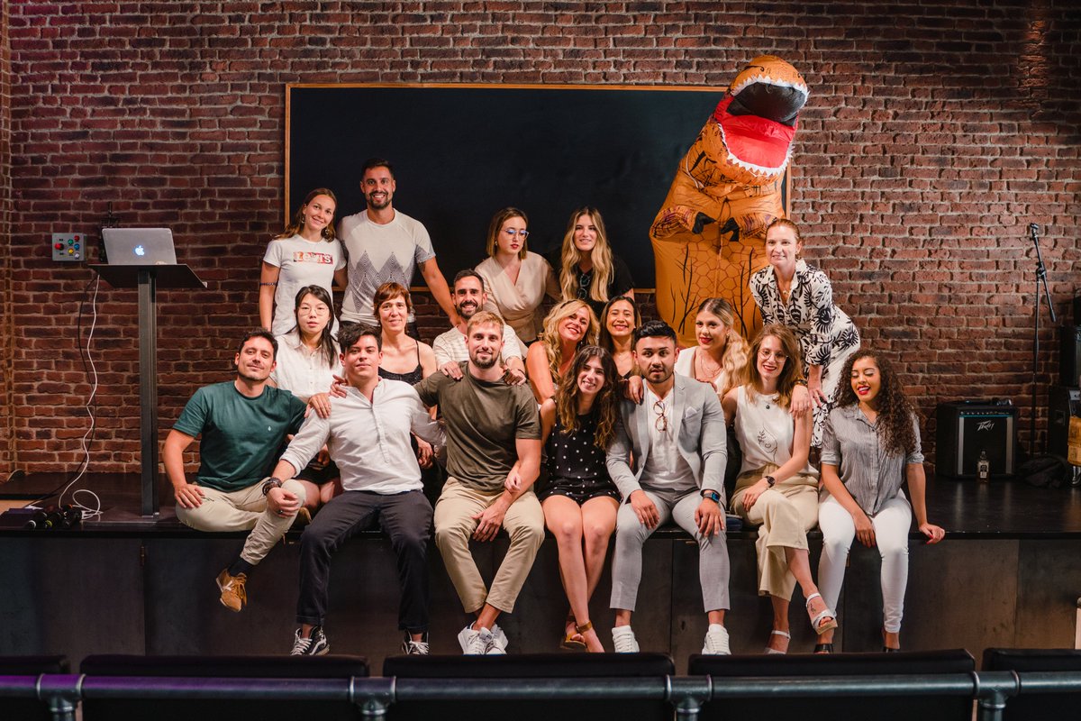 jordisanildefon's tweet photo. Decimos adiós al último curso de #CommunityManager en @aulaCM 😢

Siempre os recordaremos con mucho flow @be_draper 🦖 #equipo235 😘 https://t.co/LN1zNFvM23