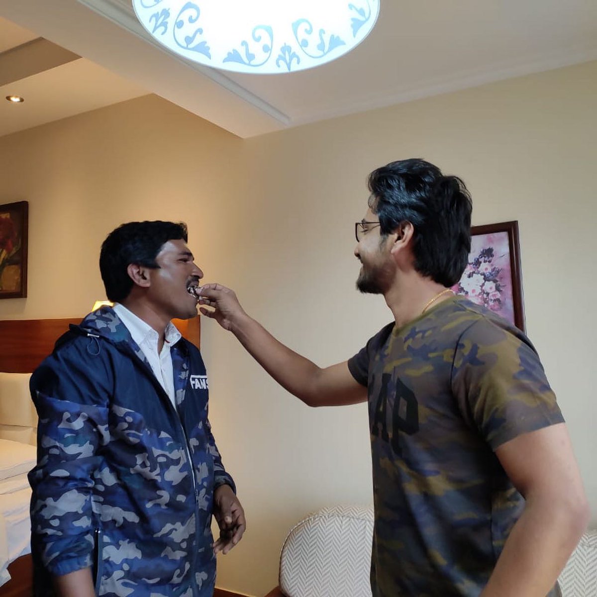 clubrajtarunoff's tweet photo. Wishing the RajTarun Personal Makeup Man 
EswarRao Annaya  A Very Happy Birthday 🎂💐 Long Live Annaya  ! Stay Blessed !

He's Been Working for RajTarun from the Past 9Years + 🙏
@itsRajTarun
@EswarMakeup
#HBDEswarRao 
#RajTarun https://t.co/1JdNwzPByX