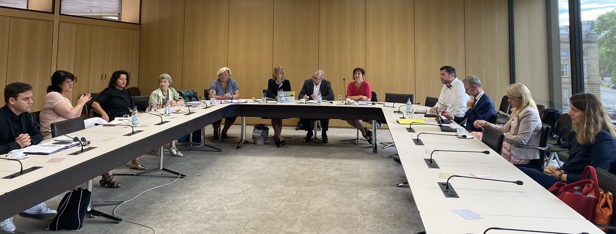 Muetterforum's tweet photo. Gestern waren wir zum ersten sozialpolitischen Frühstück in den Sozialausschuss des Landtags eingeladen. Themen waren der Beitrag der Mütter- und Familienzentren zur Demokratieförderung, ehrenamtliches Engagement und hauptamtliche Strukturen sowie Familien in der Corona-Zeit. https://t.co/jG0dB35I2t