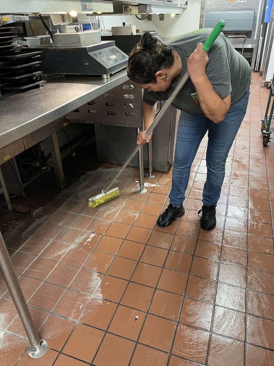 AdventuresByDre's tweet photo. #TeamSantaFe keeping our restaurant in tip top shape! Thanks for the muscles Jennifer! #ChilisLove @Robcinsf @BamBamKota25 @tjposthuma @JBarraza6 https://t.co/WUwp21N7nQ