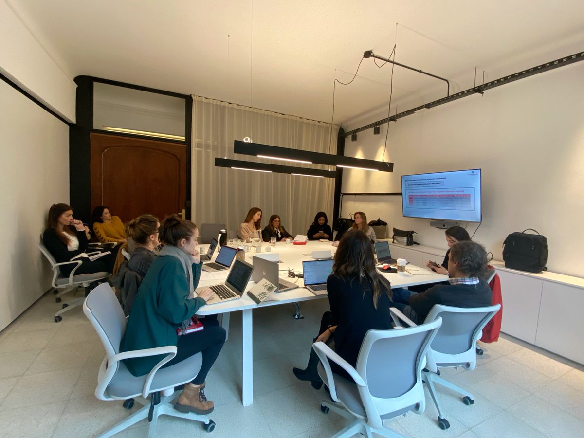 Esta semana el equipo de genero se reunió por primera vez y acordamos comenzar a trabajar la temática y se definieron 3 ejes principales:
📌Empoderamiento económico
📌Violencias
📌Gobernanza
