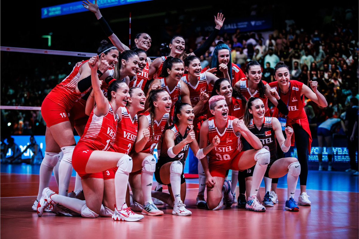 zeynepkanter's tweet photo. Çeyrek final ✅
Yarı final ⏳️

Milletler Ligi Çeyrek Final Müsabakasında Tayland'ı 3-1 ile yenerek adını yarı finale yazdıran #FileninSultanları'nı gönülden tebrik ediyorum. 
Sonu şampiyonluk olsun. Gururumuzsunuz 🇹🇷 https://t.co/tHgpTkMVov