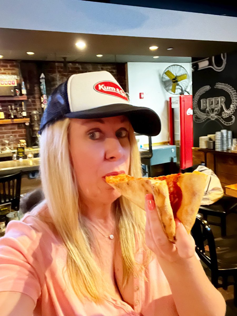 KristiSchoepfer's tweet photo. Sal’s Pizza for the win! @TheScottyMoose #Falcation #Mamaronek cc: @Babchik https://t.co/XqEHMcJLjG