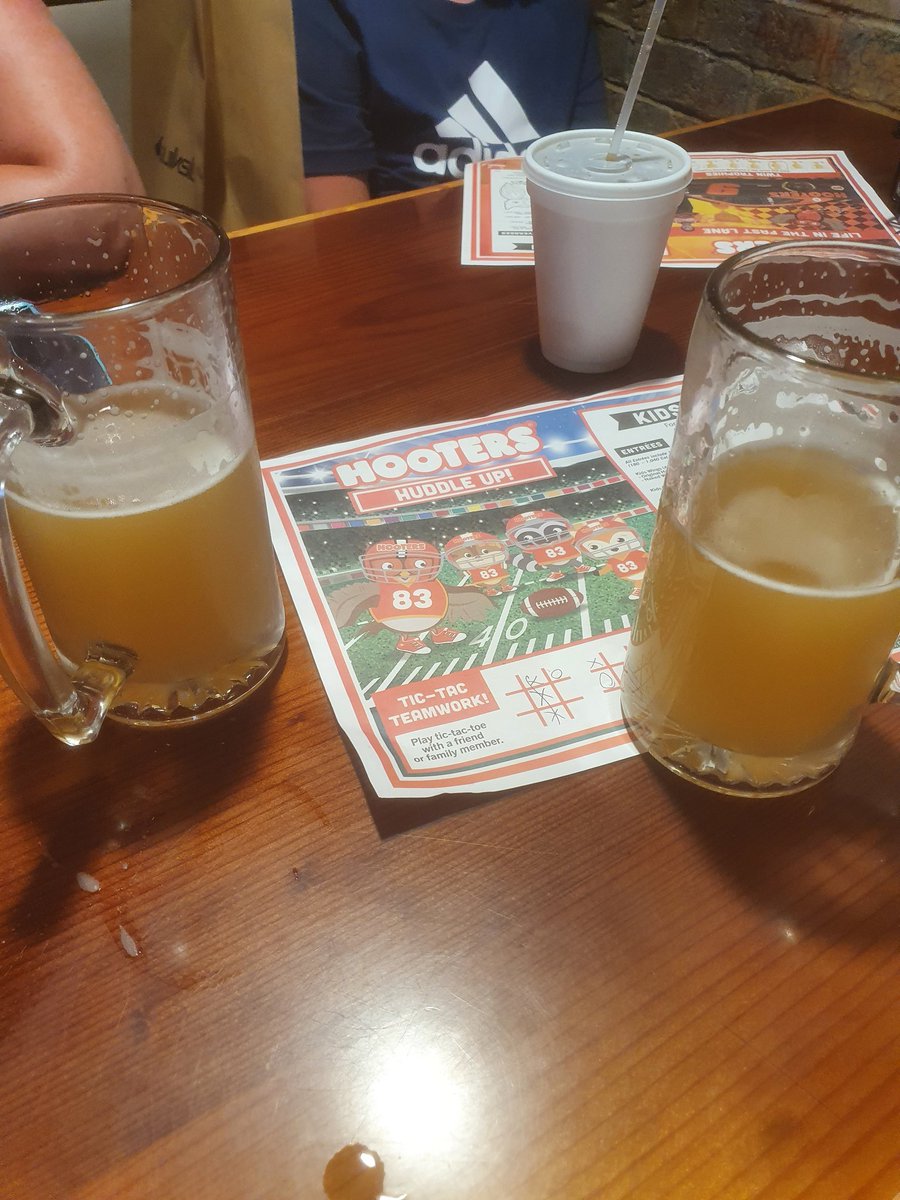 1st visit to <a href="/Hooters/">Hootie</a> <a href="/PGA_JohnDaly/">John Daly</a> can see why you keep coming back.. beers are good 😀🍻