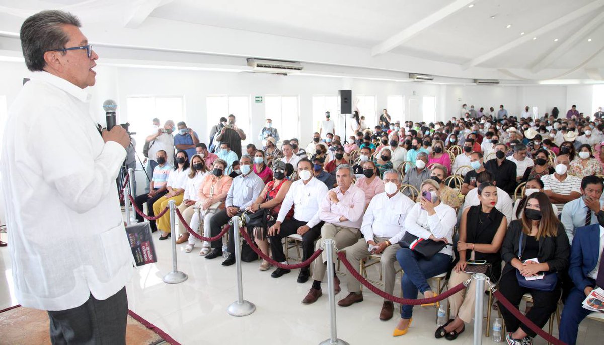 RicardoMonrealA's tweet photo. Gracias a la gente de Tamaulipas por su recepción y buen trato durante mi visita para presentar mi libro 'Las grandes reformas...', y para acudir al informe de actividades del Sen. Faustino López. La calidez con la que fui tratado me compromete con esta región. ¡Viva Tamaulipas! https://t.co/91MWHCXKKD