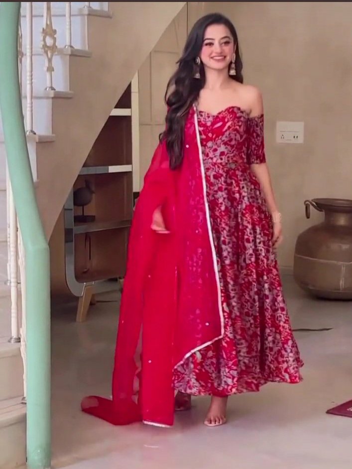 #HellyShah so happy to see this GORGEOUS look of hers🍒

Everything so perfect about this look💄🎀
Her in OPEN hair is DAMN💘💌 <a href="/OfficialHelly7/">HELLY</a> #HellyHolics #HellyKeLog