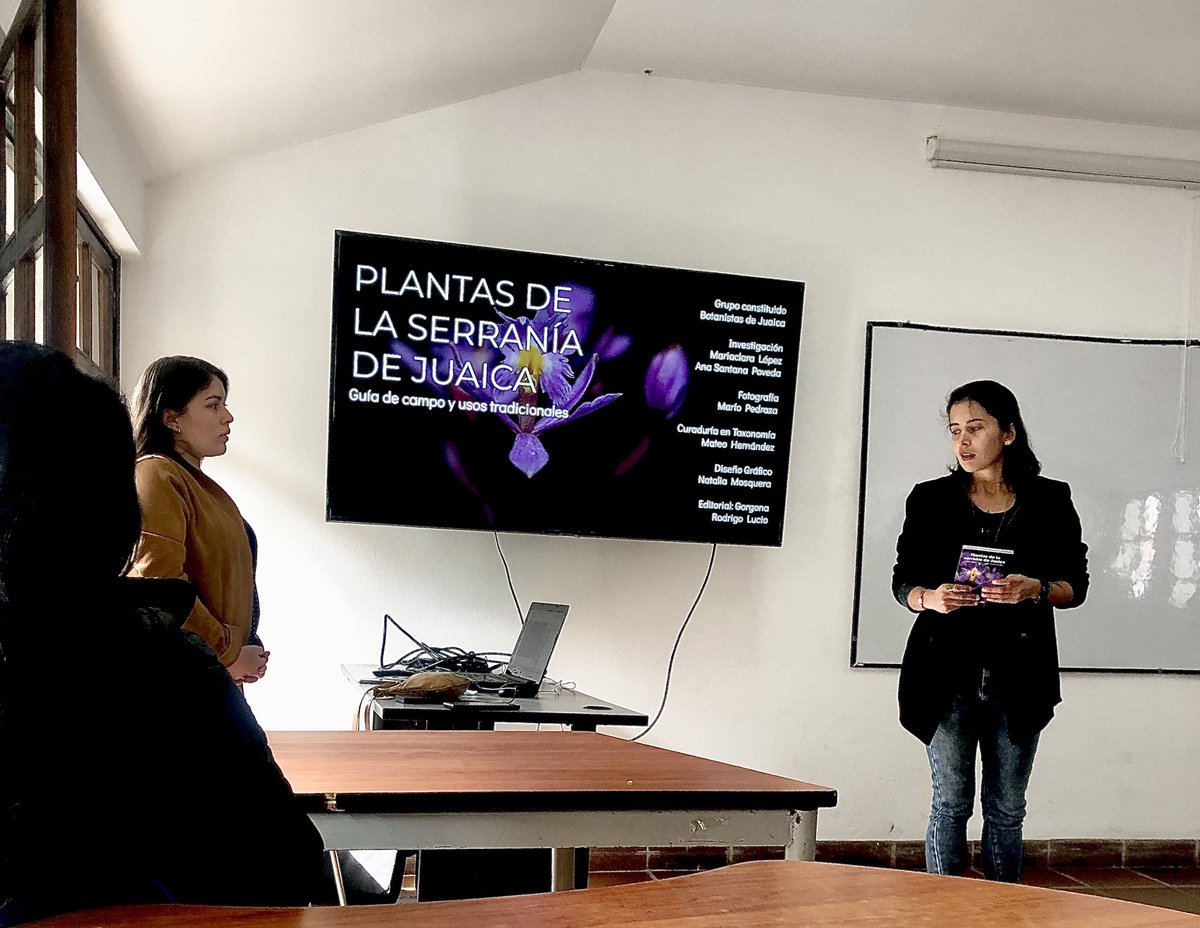 lasdelpueblo_t's tweet photo. #MujeresEnCiencia ¡El conocimiento se comparte! Las #BotanistasDeJuaica Mariaclara López (ecóloga) y Ana María Santana (est. de licenciatura en Biología) nos presentan: 
🇨🇴🌿 📖'Plantas de la serranía de #Juaica-Guía de campo y usos tradicionales'  👉 https://t.co/NkiHPK812F https://t.co/xQacdXaglm