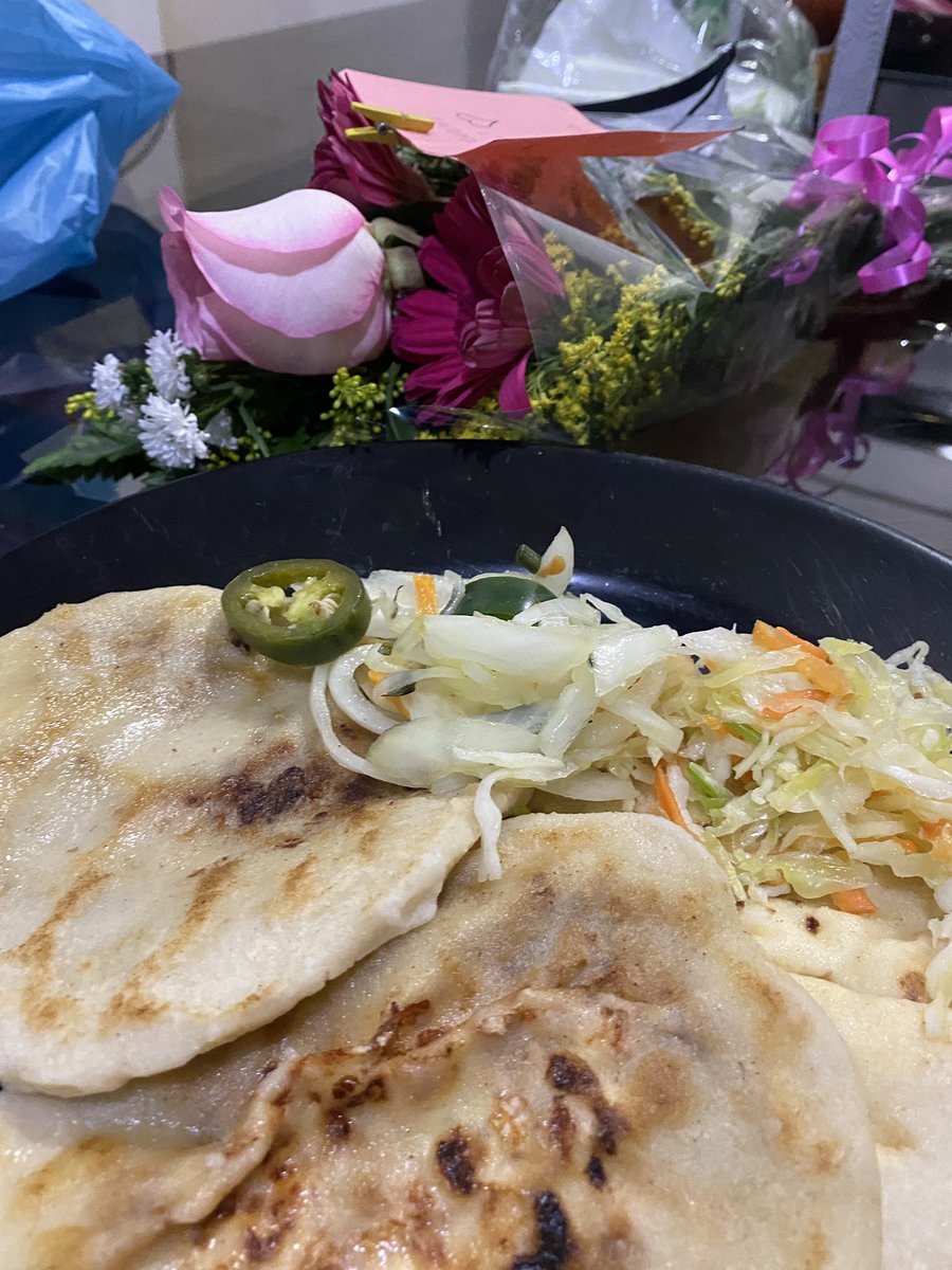 ErazoEsly's tweet photo. Mi 4to día con covid y mi amorsote me trajo pupusas y flores para subirme los ánimos 🥺🥺❤️ https://t.co/zpMHk3wIjB