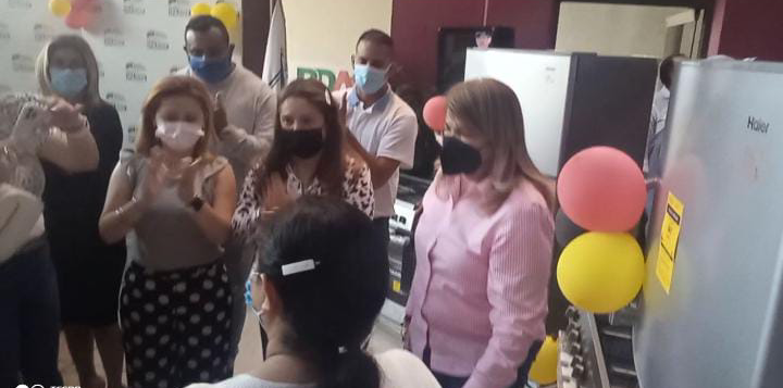 CDCETachira's tweet photo. Ministra del P.P. para la Educación @_LaAvanzadora hizo entrega de electrodomésticos marca Haier del programa Mi Casa Bien Equipada a personal adscrito a Zona Educativa Táchira 

@NicolasMaduro 
@MPPEDUCACION 
@FreddyBernal 

https://t.co/foFlBf6uGp https://t.co/ED0Y1pOLZc