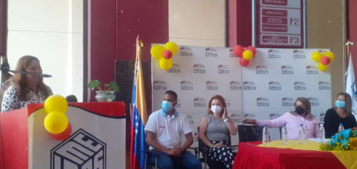 Ministra del P.P. para la Educación <a href="/_LaAvanzadora/">Yelitze Santaella</a> hizo entrega de electrodomésticos marca Haier del programa Mi Casa Bien Equipada a personal adscrito a Zona Educativa Táchira 

<a href="/NicolasMaduro/">Nicolás Maduro</a> 
@MPPEDUCACION 
<a href="/FreddyBernal/">Freddy Bernal</a> 

facebook.com/10001294432598…