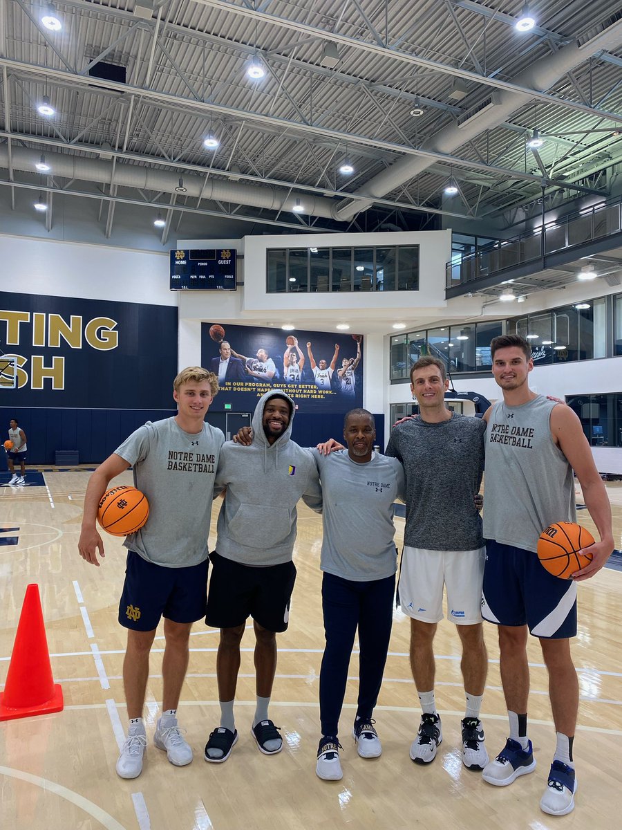 Teams come & go yet TEAMMATES are forever. @NDmbb ☘️🏀 #Together