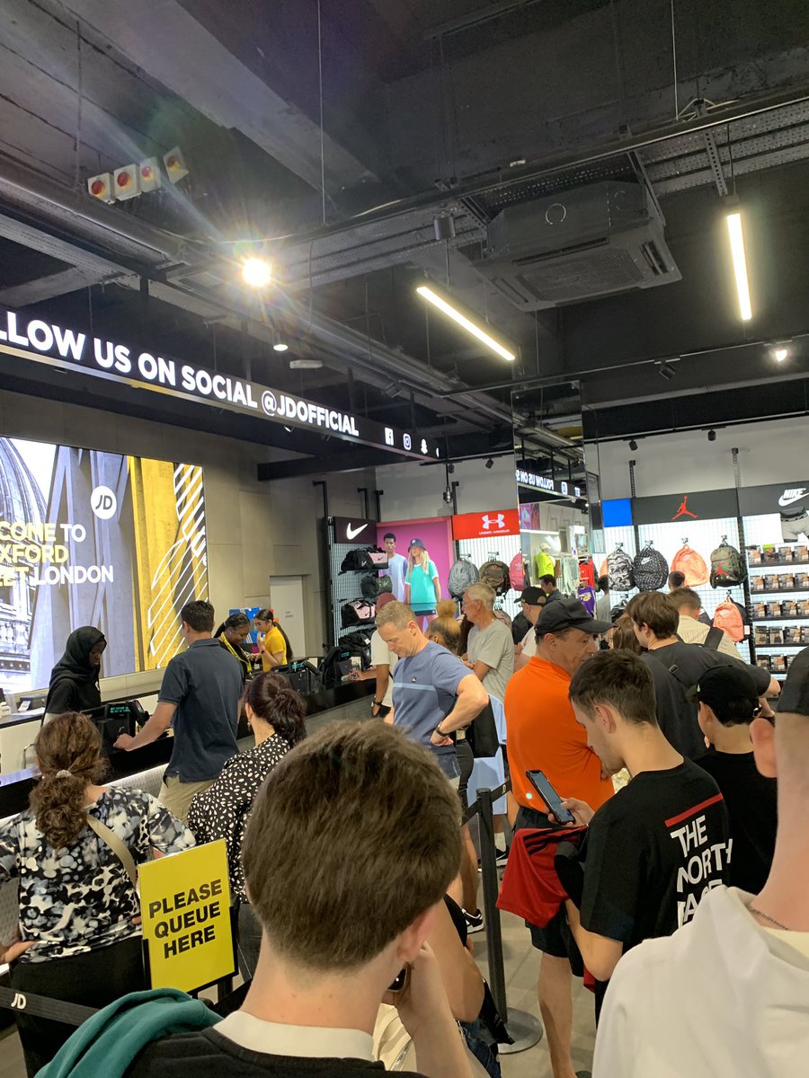 What’s wrong with this picture?!🤔Long queue. Tills on every floor, but this is the only one open! #sortitout @jdsports
