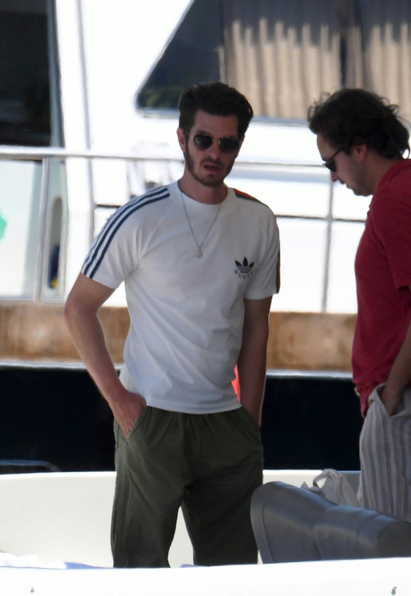 ARCHIVEGARFIELD's tweet photo. 📸: Andrew Garfield was photographed yesterday, 13, in Ischia, Italy.

the ecobag 🥺 https://t.co/TcZ7eYdCmS