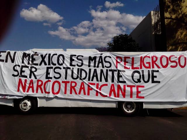 DgoFnerrr's tweet photo. La FNERRR denunció que la violencia e inseguridad, ha cobrado también sangre joven en México.
El caso más reciente es de Alexis de Jesús Azamar, estudiante de la UAM.
#PeligraSeguridadDeEdutiantes.
@lopezobrador_
@GobiernoMX 
@SEP_mx https://t.co/L83dSEtjy7