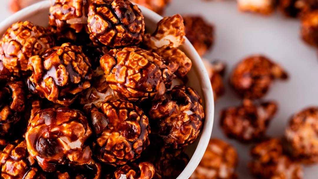 Vai uma pipoca de chocolate aí? Para acompanhar seu filme ou série preferida🤩. Vem para o site ver como preparar: bit.ly/3cdxTMD