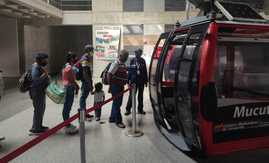 Trolebus_Merida's tweet photo. #14Jul| Edward Rojas, pdte de Tromerca: Sistema Trolcable reinicia operaciones, en modo contingencia, tras completar su mantenimiento mayor (+info+fotos): https://t.co/kipVlDt89Q
@NicolasMaduro 
@JEHYSONGUZMAN 
#ProtégeteDeLaCovid https://t.co/fTq2eADL08