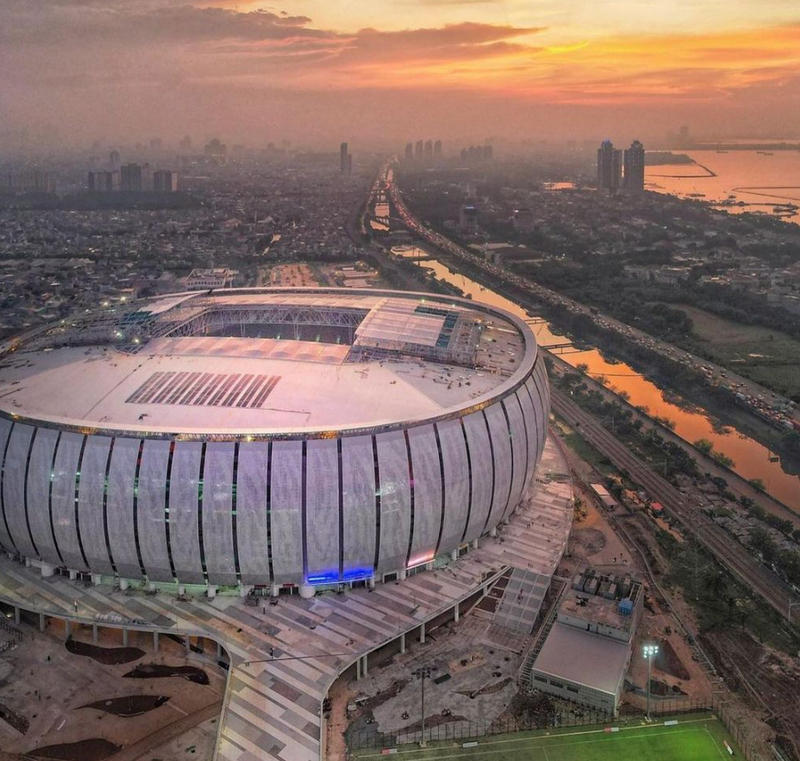 Apreciem o Estádio Internacional de Jacarta 😍. O BOTAFOGO podia se espelhar no designer desse estádio quando fizer o seu. 🏟️🔥🔥🔥