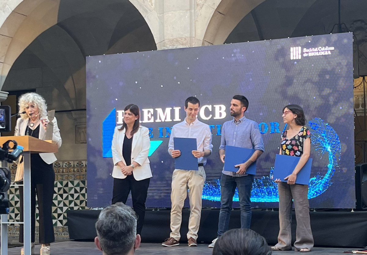 GeneticsUB's tweet photo. Va ser una super #Nitbio2022 @SCB_iec amb tots els nostres nominats als #premisSCB2022 i els nostres premiats @criscanestro & Roser Gonzalez. Enhorabona a tots! @BiologiaUB @UniBarcelona @craibiologia https://t.co/62atwQ3kQy