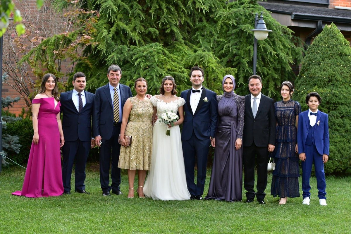 Bugün bir kızım daha oldu :) 

Büyük oğlum Kerem, üniversiteden arkadaşı Gülçin Ece’yle evlendi.

Tebriklerini ve iyi dileklerini ileten herkese Zeynep’le beraber çok teşekkür ediyoruz.