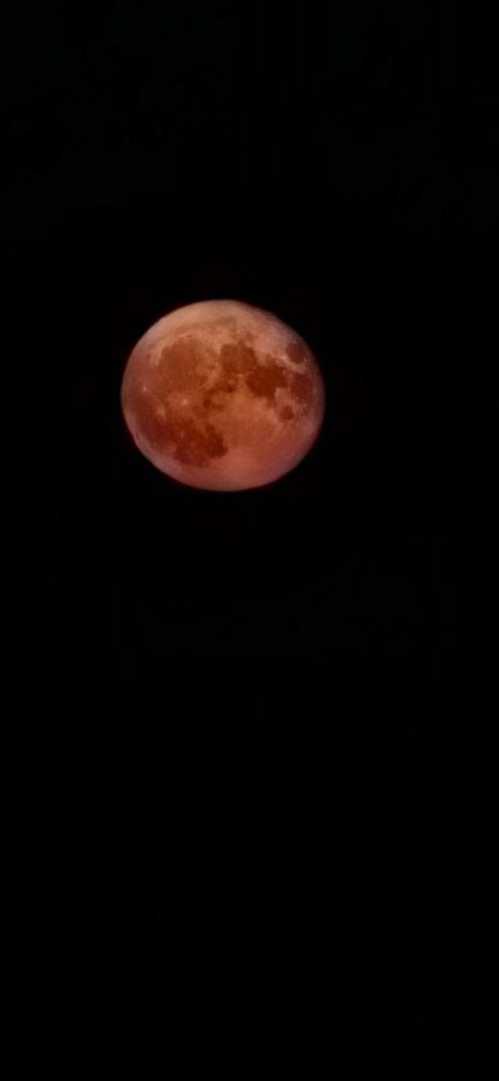 PheniceB's tweet photo. Incroyable #Lune de sang ce soir à l’occasion de la #fetenationale https://t.co/O1whAWwUw0