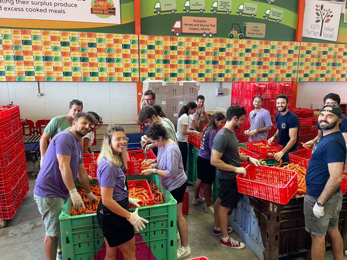 🇮🇱 Tel Aviv Snykers sorted 7.5 tons of vegetables at <a href="/CFLeket/">FriendsofLeket</a>, helping 400+ families in need (and found some heart shaped potatoes along the way).