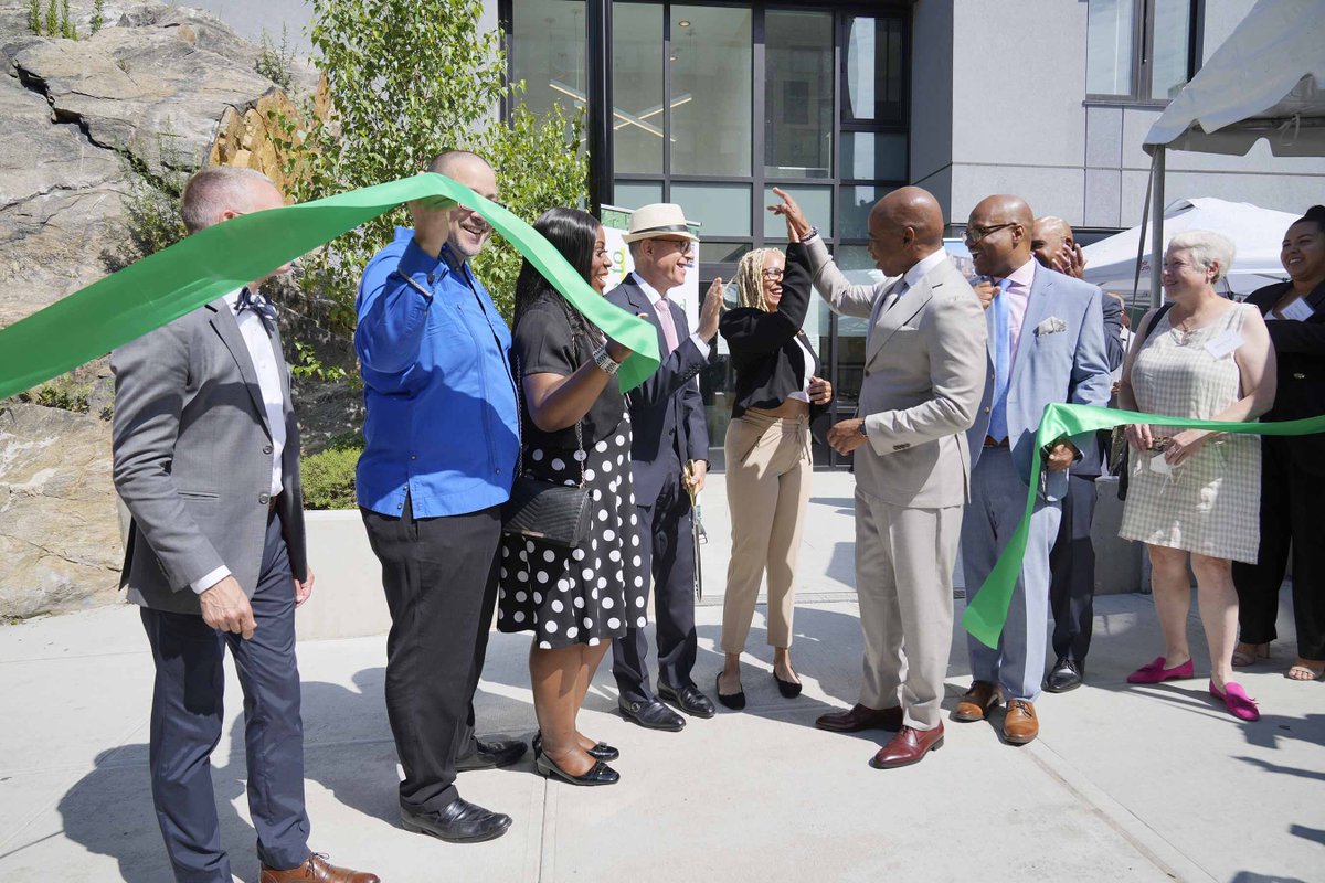 NYCMayorsOffice's tweet image. &quot;Housing Our Neighbors&quot; was the blueprint and Bedford Green House in the Bronx is the beginning of those plans come to life.

The first phase provides housing to formerly homeless individuals, families impacted by substance abuse disorder and people living with HIV/AIDS.