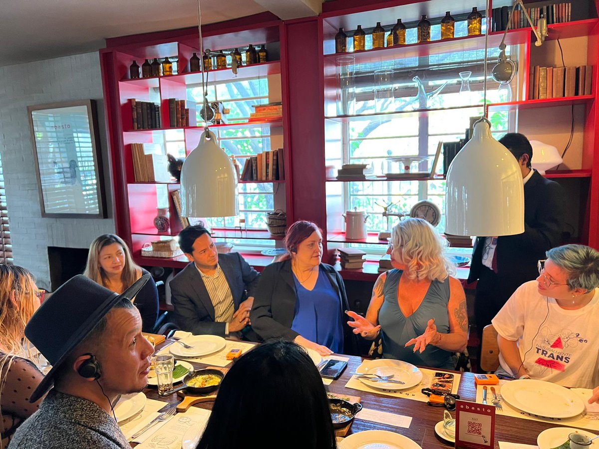 Un placer intercambiar experiencias con la primera mujer Trans jueza de Estados Unidos @vkolakowski , agradecemos a <a href="/USEmbassyBogota/">US Embassy Bogota</a> por esta oportunidad de articulación con organizaciones de Bogotá. 🏳️‍⚧️🏳️‍🌈