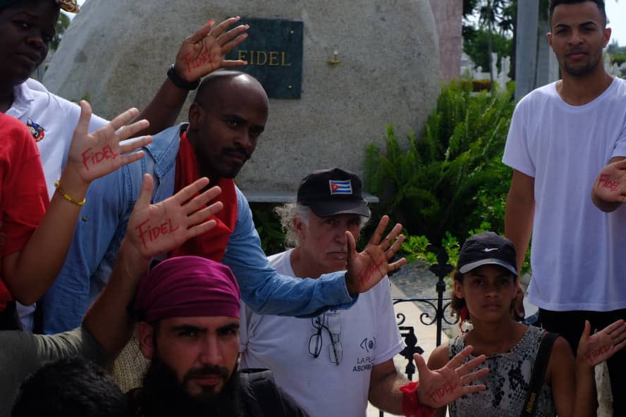 PanuelosRojos_'s tweet photo. Los Pañuelos Rojos cumpliendo el reto de @Ana_Hurtado86 al lado de Fidel🇨🇺!

"Hoy quiero gritarte, padre mío
No te sueltes de mi mano
Aún no sé andar bien sin ti"

  📸 @ElNecio_Cuba

      #SemanaAntimperialista!
#YoUsoPañueloRojo🚩!
#CubaPorLaPaz!
#NiTantitoAsí!
#FidelVive! https://t.co/vZ04xz7D8a